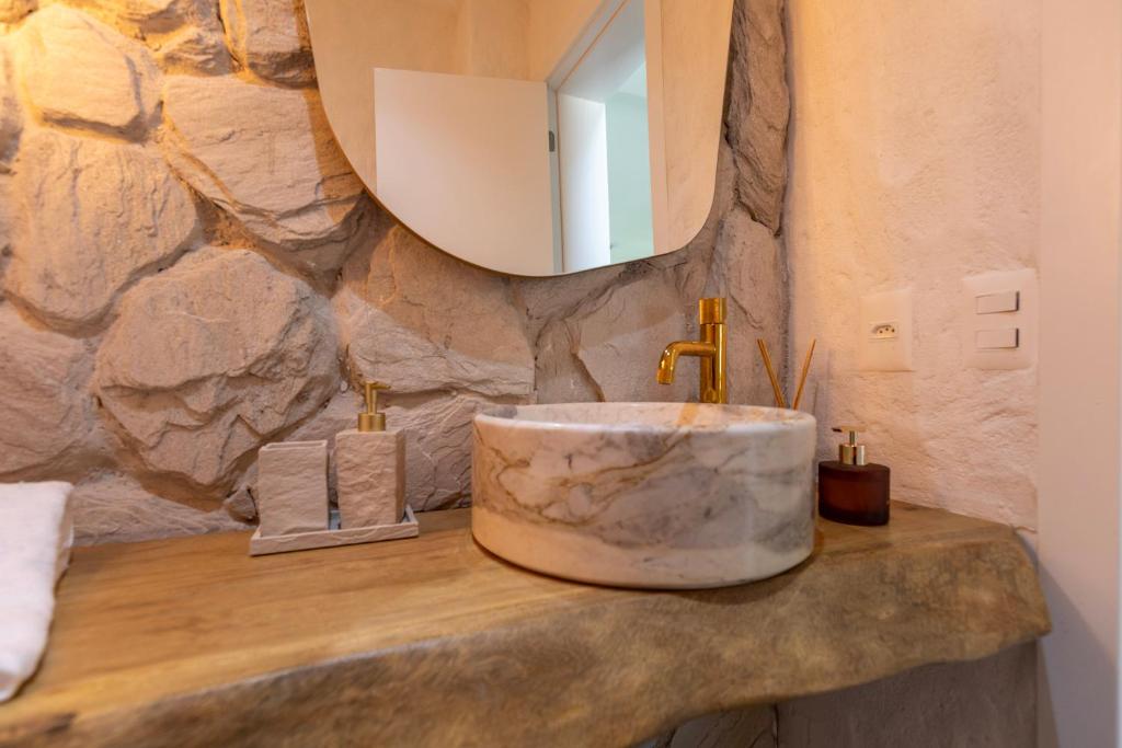 a bathroom with a marble sink and a mirror at Casa Fortim Eco Village in Fortim