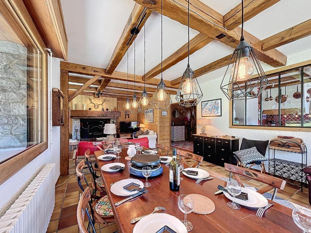 ein großes Esszimmer mit einem Tisch und Stühlen in der Unterkunft Chalet authentique, 15 pers, proche pistes, parking privé - FR-1-267-313 in La Toussuire