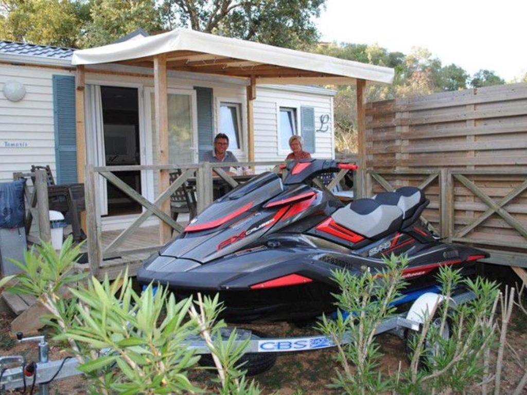 Gallery image of Mobil-Home 3 Chambres avec Jacuzzi et Terrasse à Bormes-les-Mimosas - API-1-52-401 in Bormes-les-Mimosas