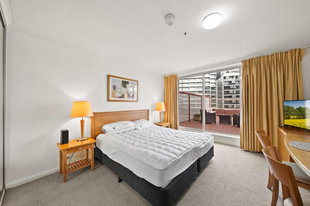 Postel nebo postele na pokoji v ubytování Central ACT Studio with Indoor Pool and Gym