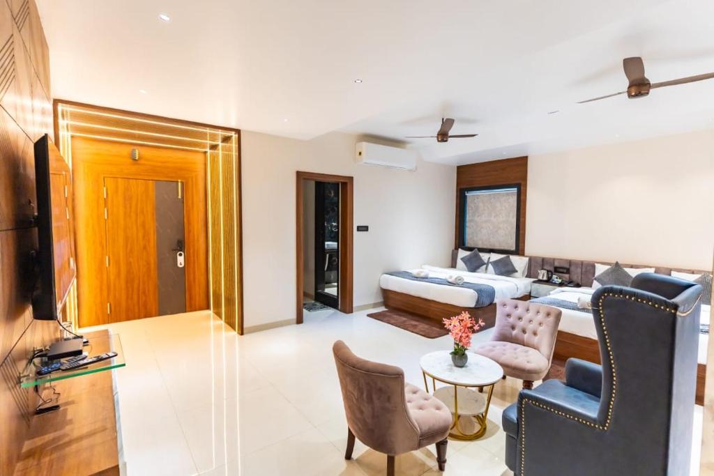 ein Wohnzimmer mit Sofa und Tisch in der Unterkunft Sri vaarahi hotel in Hanamkonda