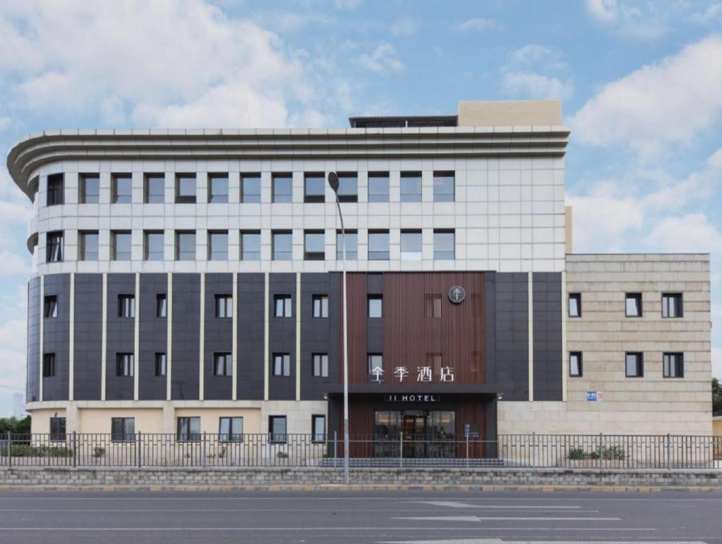 El edificio en el que está el hotel