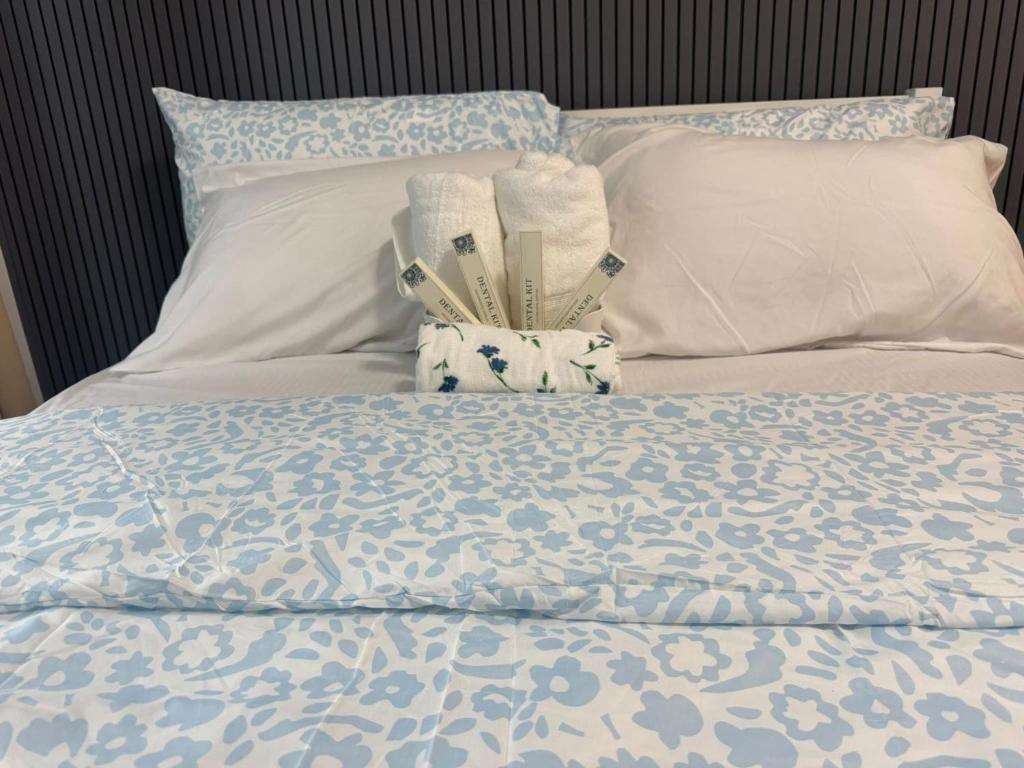 Postel nebo postele na pokoji v ubytování Hush Haven - Azure Staycation