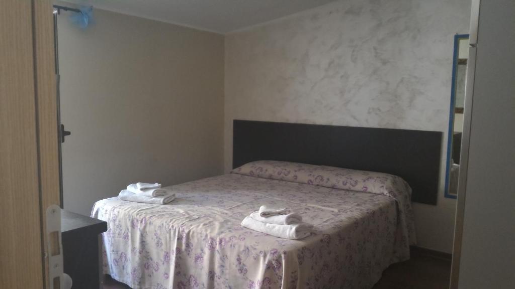 トロペアにあるAppartamento Tropea Orizzonte Bluのベッドルーム1室(ベッド2台、タオル付)