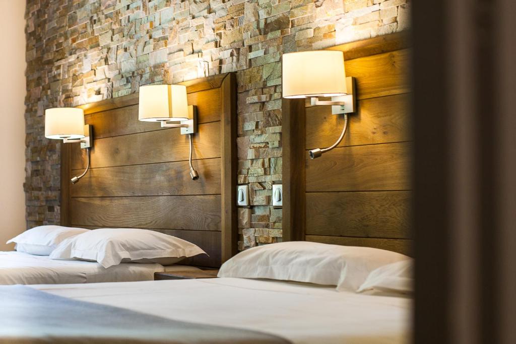 Postel nebo postele na pokoji v ubytování Logis Hotel Erreguina