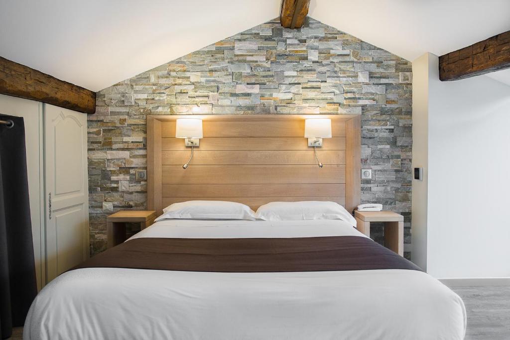 Postel nebo postele na pokoji v ubytování Logis Hotel Erreguina