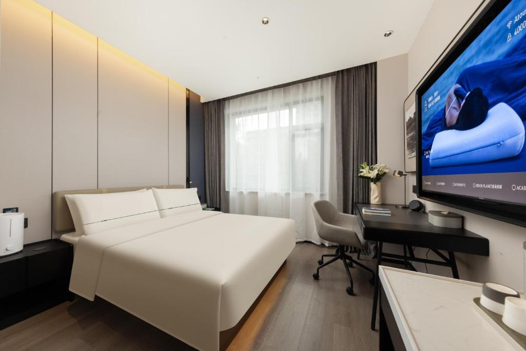 Postel nebo postele na pokoji v ubytování Atour Hotel Urumqi Hongshan Park North Gate Metro Station
