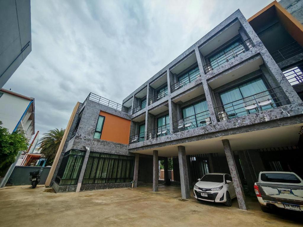 ein vor einem Gebäude geparktes Auto in der Unterkunft Lay Sea and Beach Hotel in Ban Hat Chao Samran