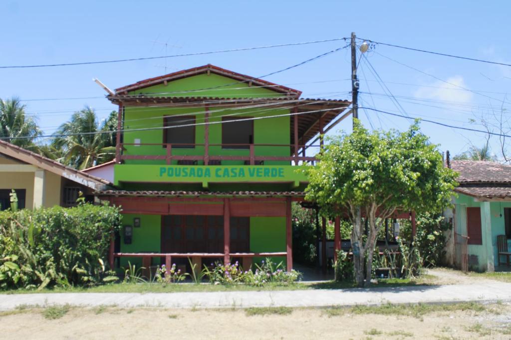 um edifício verde com uma placa que lê a casa de hóspedes Foshosh em Pousada Casa Verde Boipeba na Ilha de Boipeba