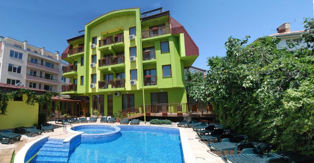 un hotel con piscina frente a un edificio en Green Hisar Hotel Family, en Hisarya