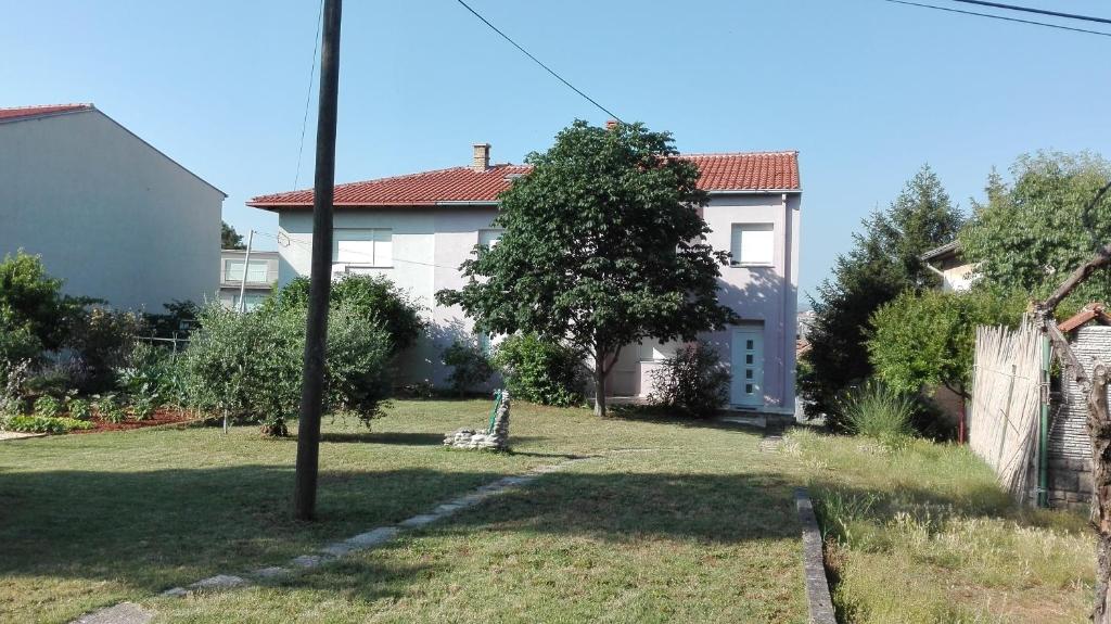 ein Haus mit einem Hof davor in der Unterkunft Apartment Buic in Pula