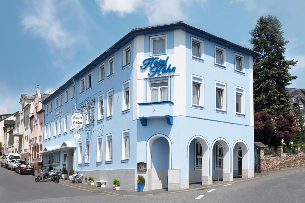 un edificio blu e bianco sul lato di una strada di Hotel Höhn a Rüdesheim am Rhein