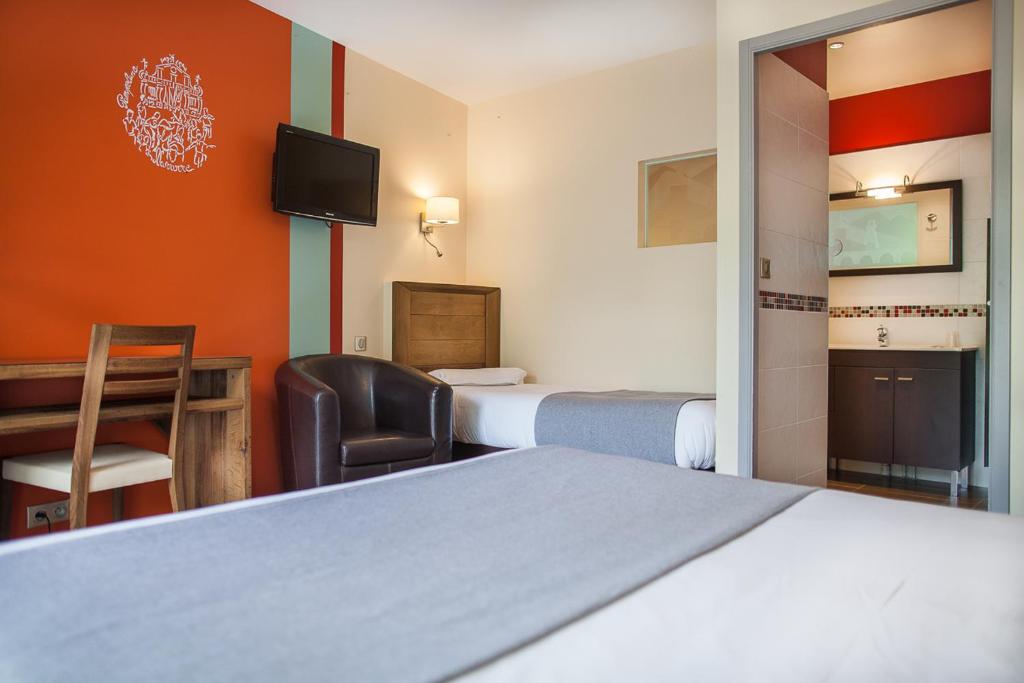Postel nebo postele na pokoji v ubytování Logis Hotel Erreguina