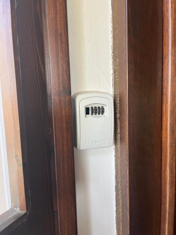 eine Uhr an einer Wand neben einer Tür in der Unterkunft The Villea Cottage - 5 bed house in Alli Meria in Álli Meriá