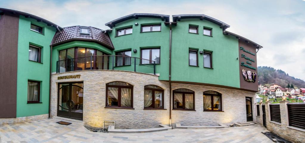 un grande edificio con verde e bianco di Pietrele lui Solomon a Braşov