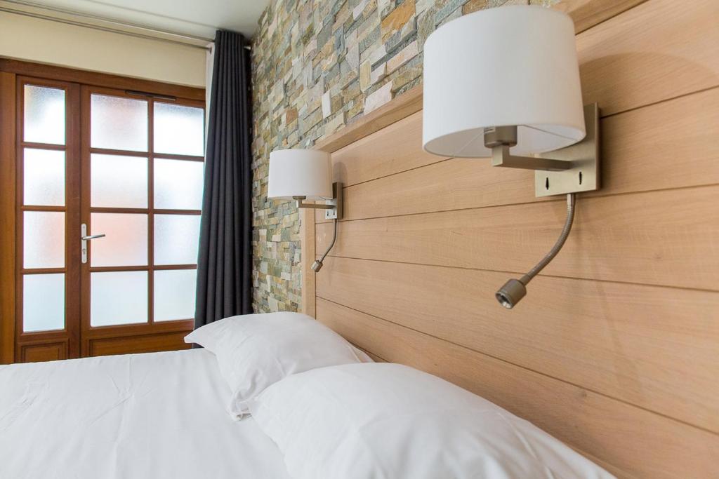 Postel nebo postele na pokoji v ubytování Logis Hotel Erreguina