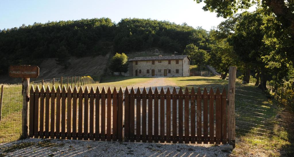 an old house behind a wooden fence with a gate at APPARTAMENTI Vista del Mondo in Spoleto