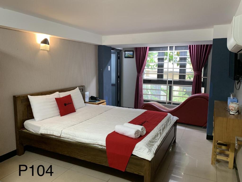 ein Hotelzimmer mit einem Bett und einem Fenster in der Unterkunft Bờ Sông Hotel in Ho-Chi-Minh-Stadt
