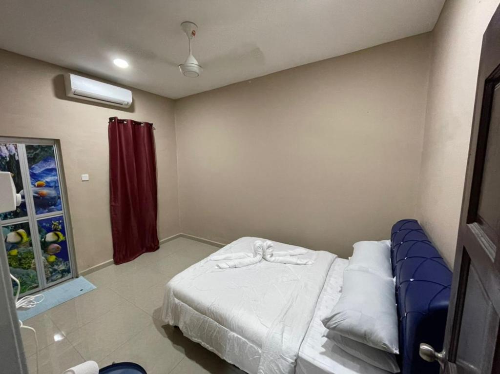 Ένα ή περισσότερα κρεβάτια σε δωμάτιο στο Homestay Shah Rizki D'sawah