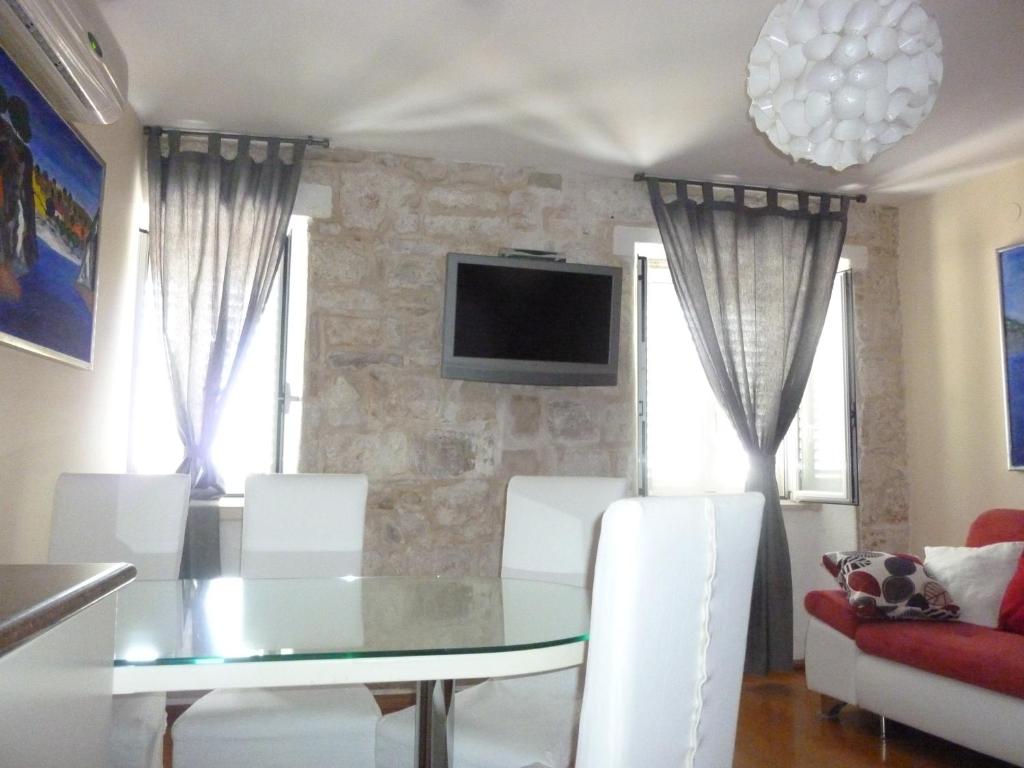 Telewizja i/lub zestaw kina domowego w obiekcie Apartment Sunrise