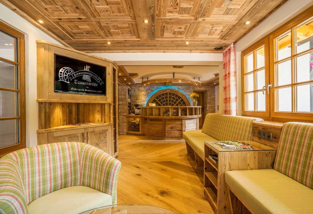 TV a/nebo společenská místnost v ubytování Hotel Tannenmühle