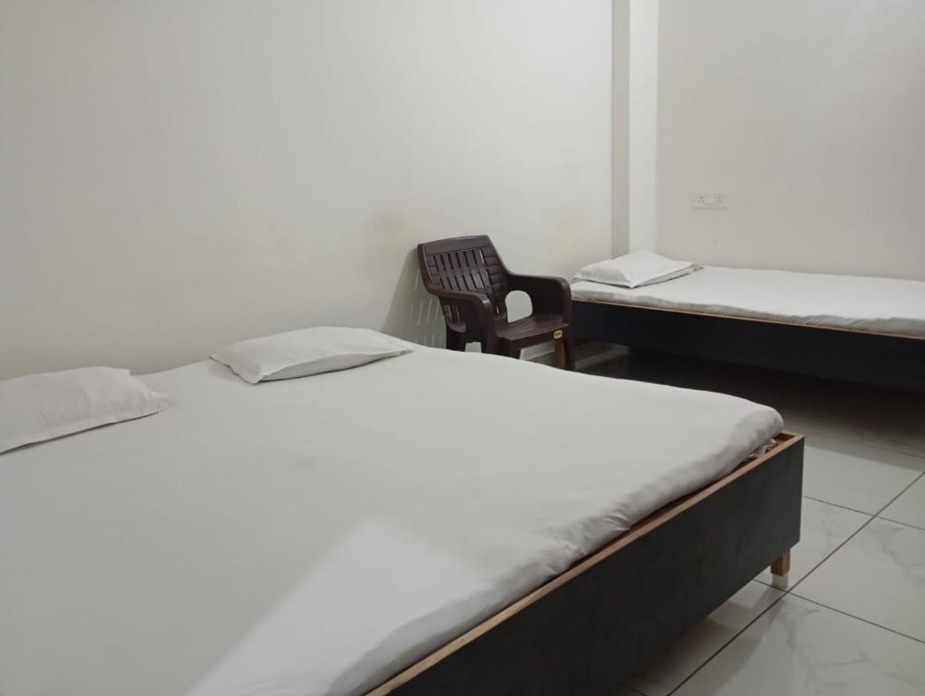 Postel nebo postele na pokoji v ubytování New Kashi balanand ashram