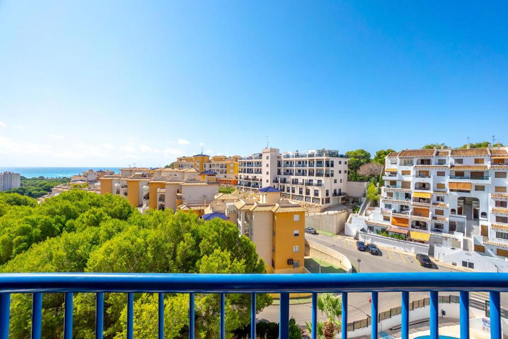 ein Blick auf eine Stadt von einem Balkon in der Unterkunft HE Altos de Campoamor in Orihuela