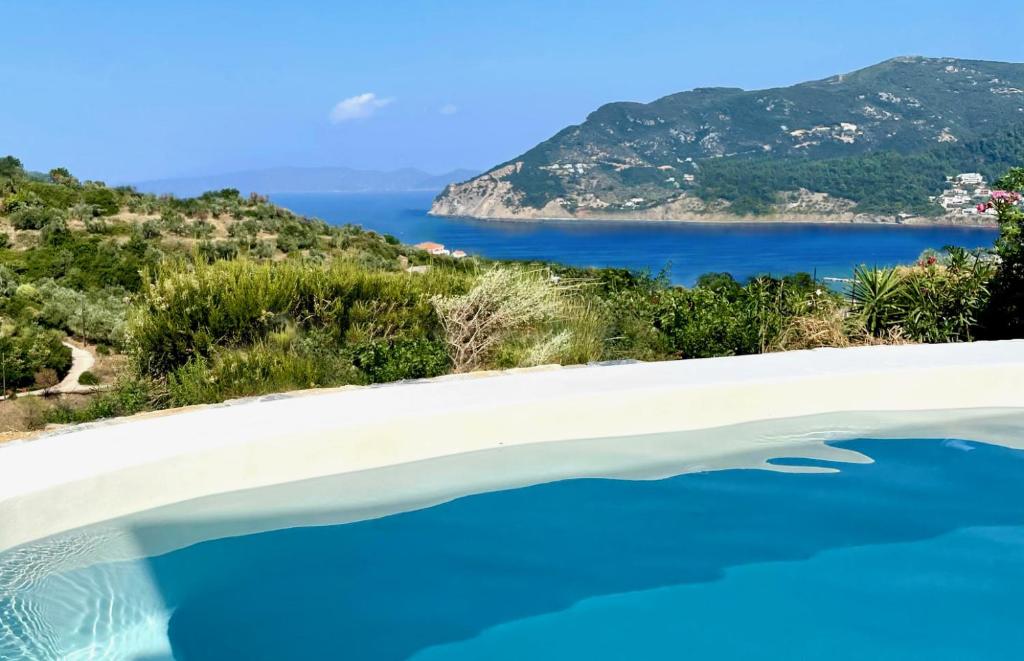 ein Swimmingpool mit Blick auf das Meer in der Unterkunft Romantic Pergamonto Cottage, private Pool & SeaView in Skopelos