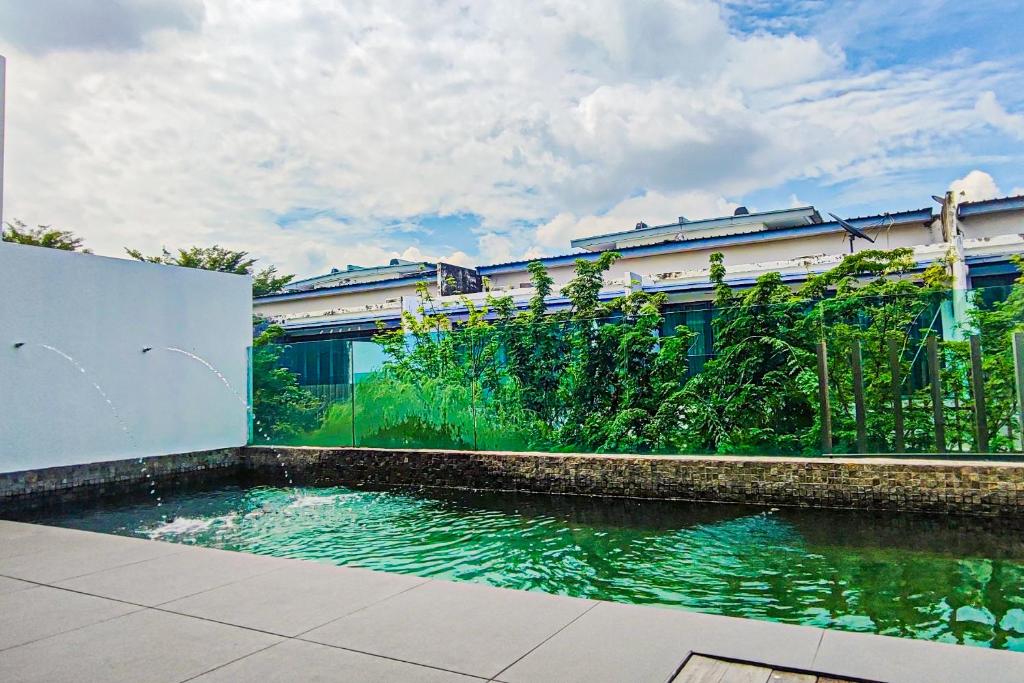 Bazén v ubytování Private Pool Villa at Puchong by HCK nebo v jeho okolí