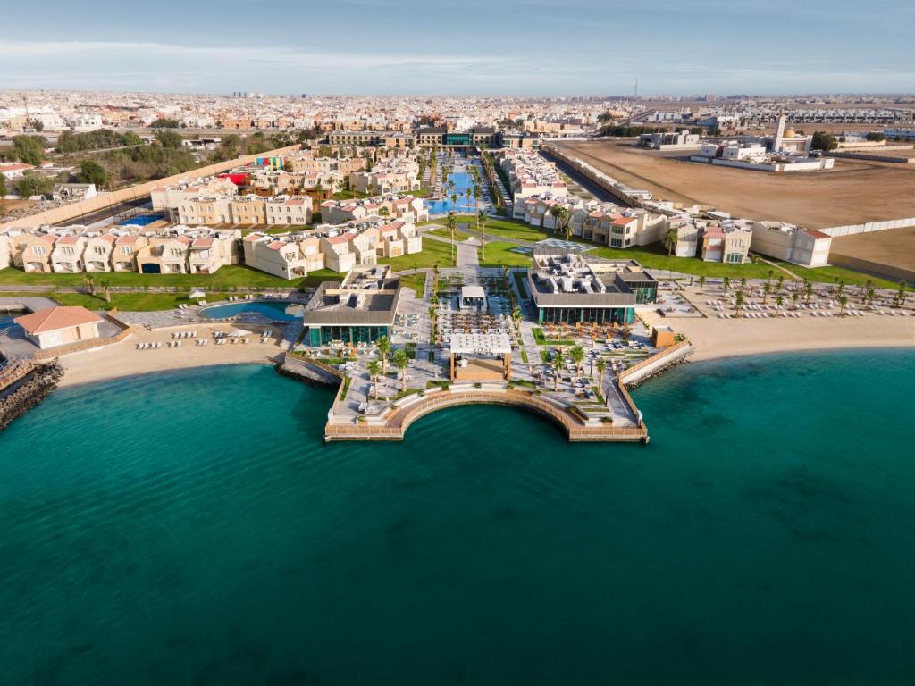 une vue aérienne d'un complexe hôtelier sur la plage dans l'établissement Rixos Obhur Jeddah Resort & Villas - All-Inclusive, à Djeddah