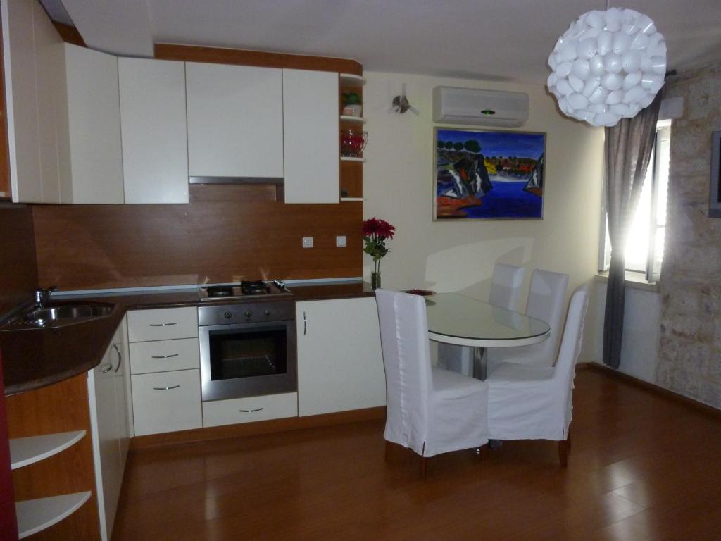 Kuchnia lub aneks kuchenny w obiekcie Apartment Sunrise