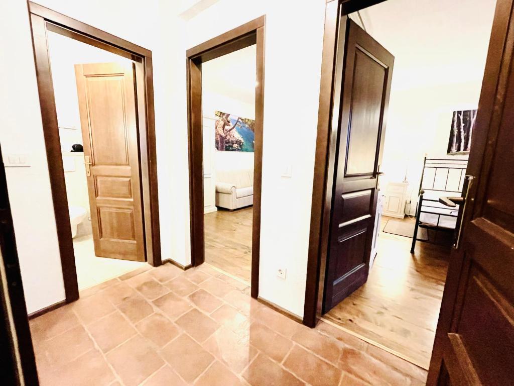 a hallway with three open doors and a room at Villa Camelina in Barat