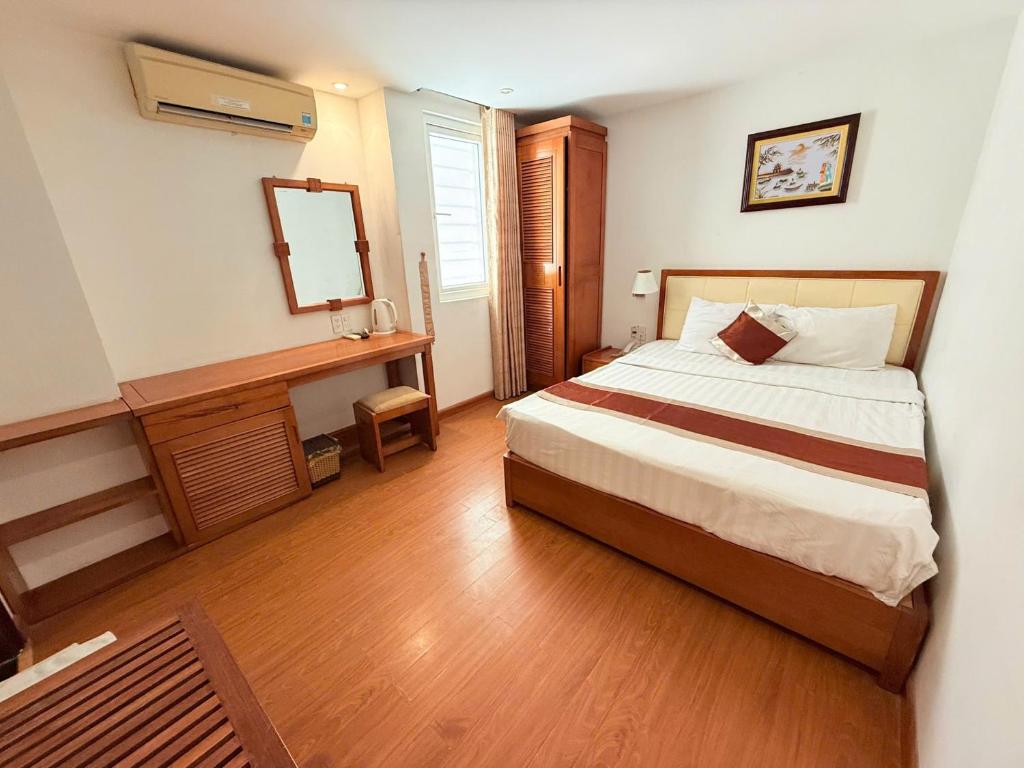 Giường trong phòng chung tại Khách sạn Golden Beach Nha Trang