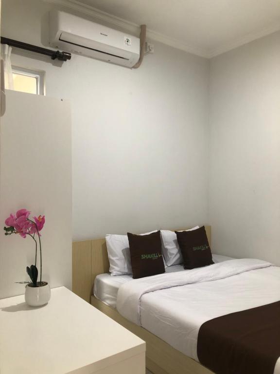 Postel nebo postele na pokoji v ubytování Shakilla House 6C Syariah Cigalumpit Cianjur