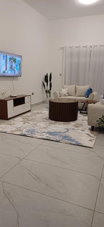 Una sala de estar con un sofá y un televisor. en Havy Homes 2 Bedroom Apartment Malindi, en Malindi