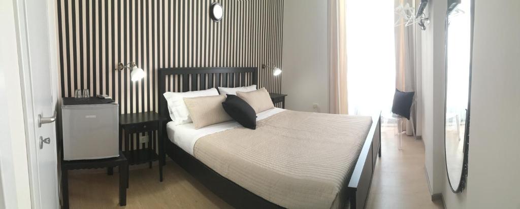 A bed or beds in a room at La Maison