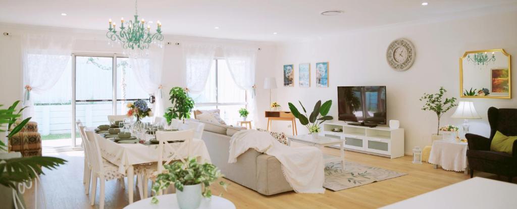 Μια τηλεόραση ή/και κέντρο ψυχαγωγίας στο Gables Box hill Maraylya Two Level House 14ppl