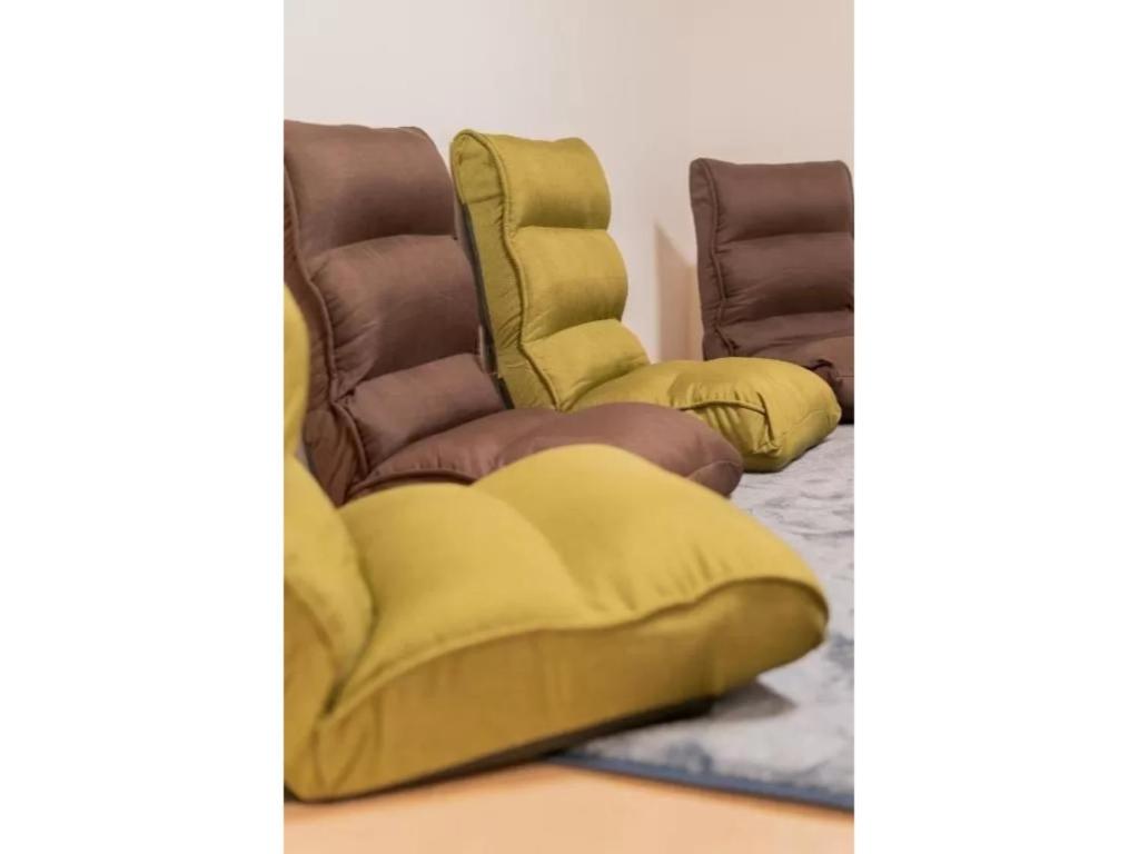 富士河口湖Fuji Fabric stay - Vacation STAY 19980v的两张椅子,黄色靠垫,彼此相邻