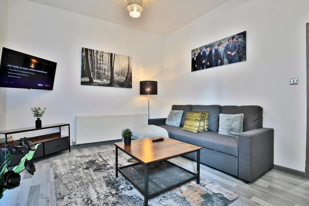 Posezení v ubytování Freckleton House in Town Centre, near Blackpool, Sleeps 6, Free Parking - By NMB Property