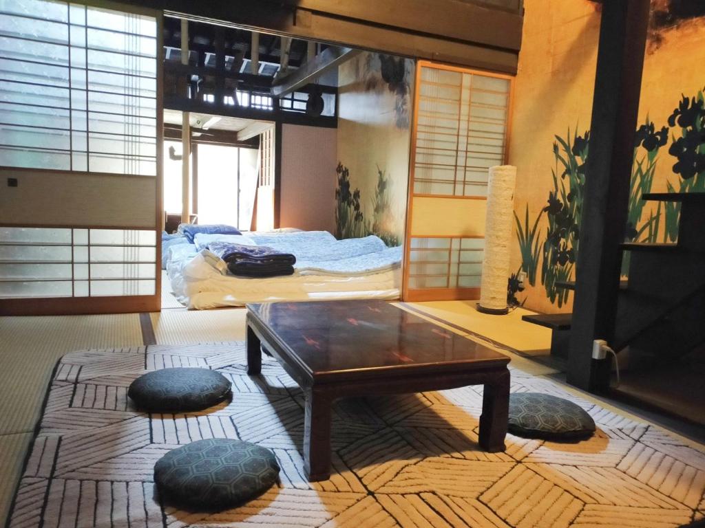 Camera con tavolino e letto di Fuzinrazin - Vacation STAY 30831v a Takayama