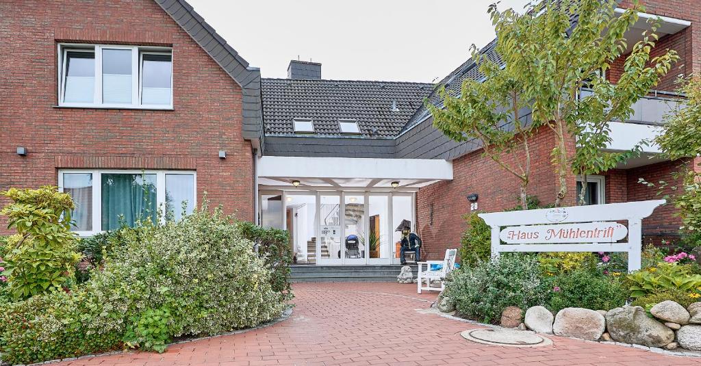 a brick house with a sign in front of it at Haus Mühlentrift in Cuxhaven
