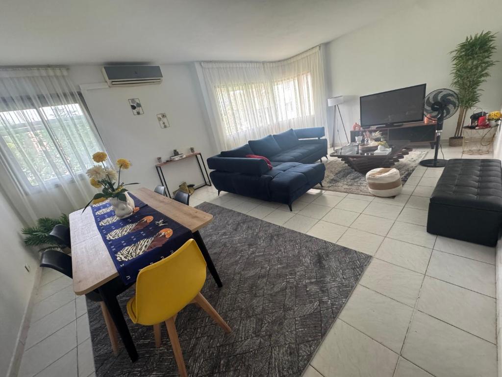 TV a/nebo společenská místnost v ubytování Charmant T2 Lumineux Spacieux Vieux Cocody Centre