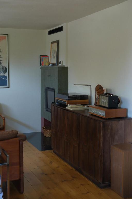 a room with a desk with books on top of it at Frank86 in Băile Tuşnad