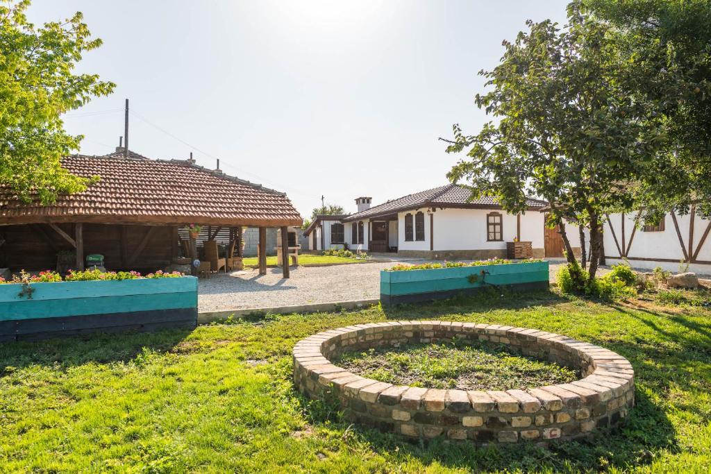 Κήπος έξω από το Augusta's Authentic Farm House