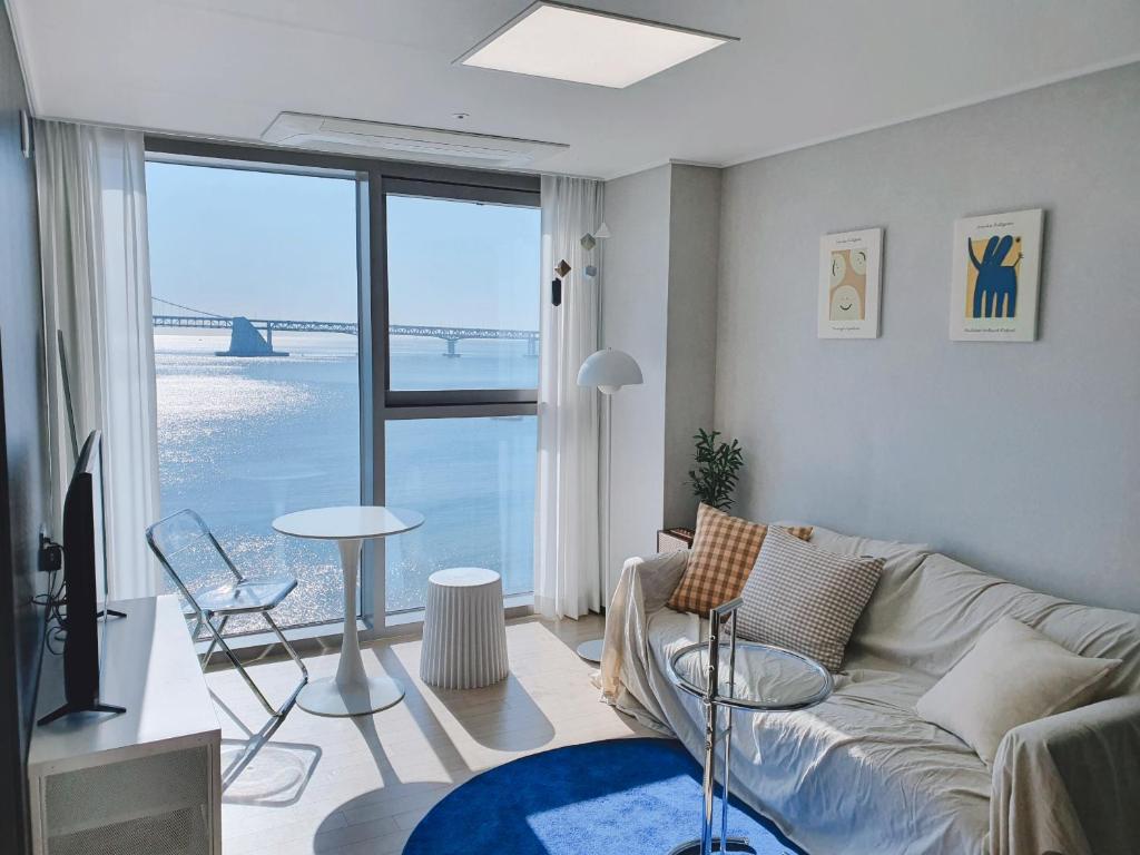 Χώρος καθιστικού στο Gwangalli Beachfront House with a beam projector