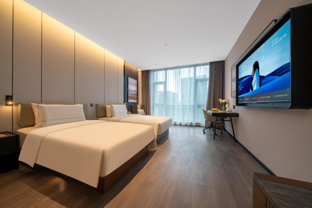 Μια τηλεόραση ή/και κέντρο ψυχαγωγίας στο Atour Hotel Chengdu Shuangliu Airport Jiang'an Campus of Sichuan University