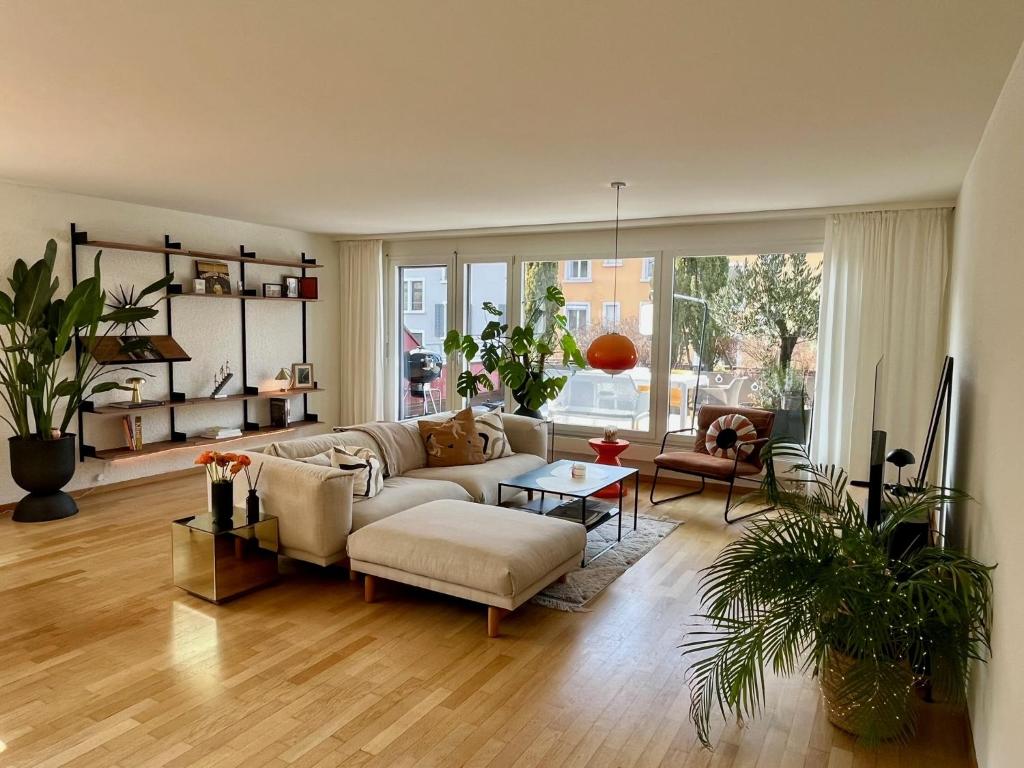 Boho Chic Apt with 125sqm, 2 BR 2 Baths with 36sqm Dual Terraces with Parking and 10 min to Lake Zurich