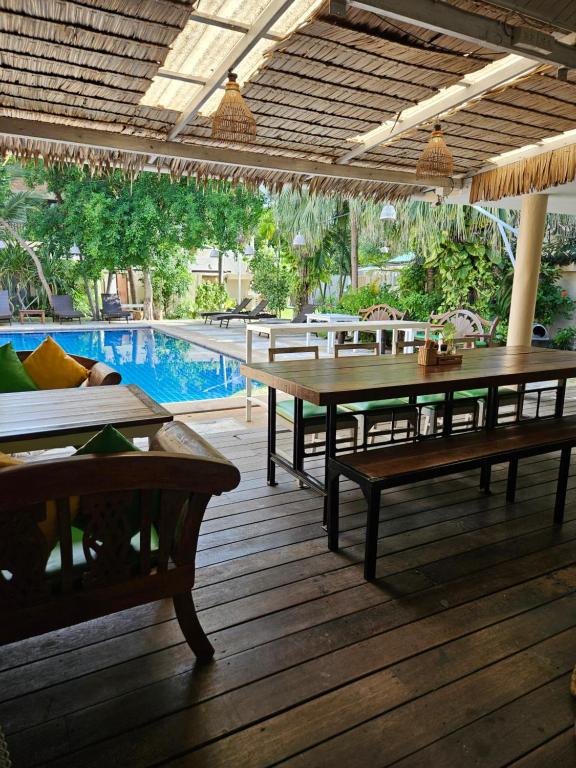 สระว่ายน้ำที่อยู่ใกล้ ๆ หรือใน Greenlight Fisherman's Village Samui Resort & Café