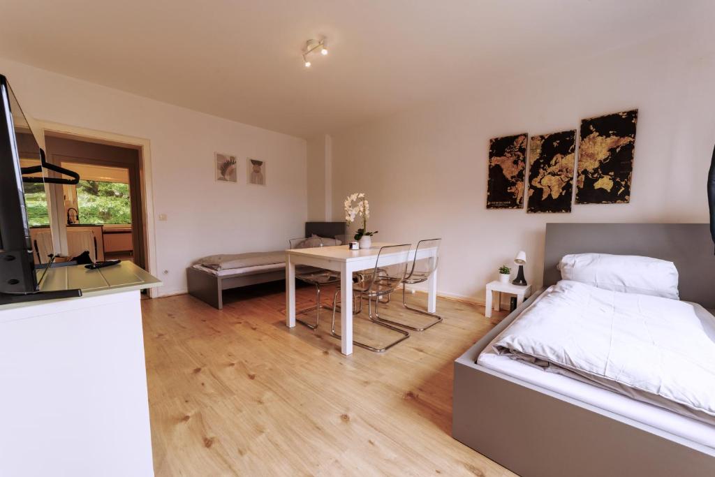 una camera da letto con un letto e una scrivania di Workerslodge - Wohnung für 6 P in Krefeld a Krefeld