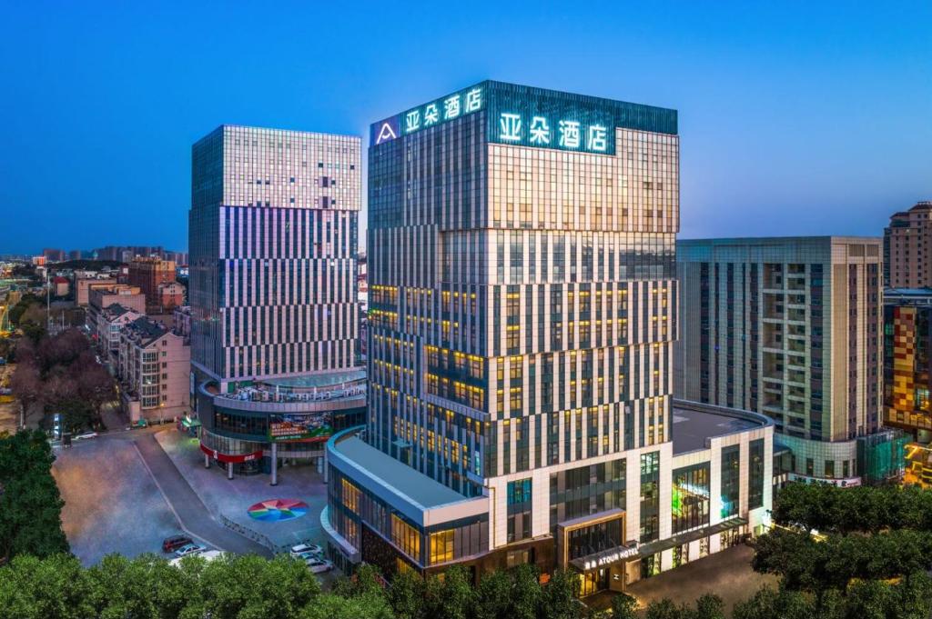 Atour Hotel Xuzhou Chuangtuo Aofan Mining University في سوزهو: تصميم تخيلي لمبنى رسائل في مدينة